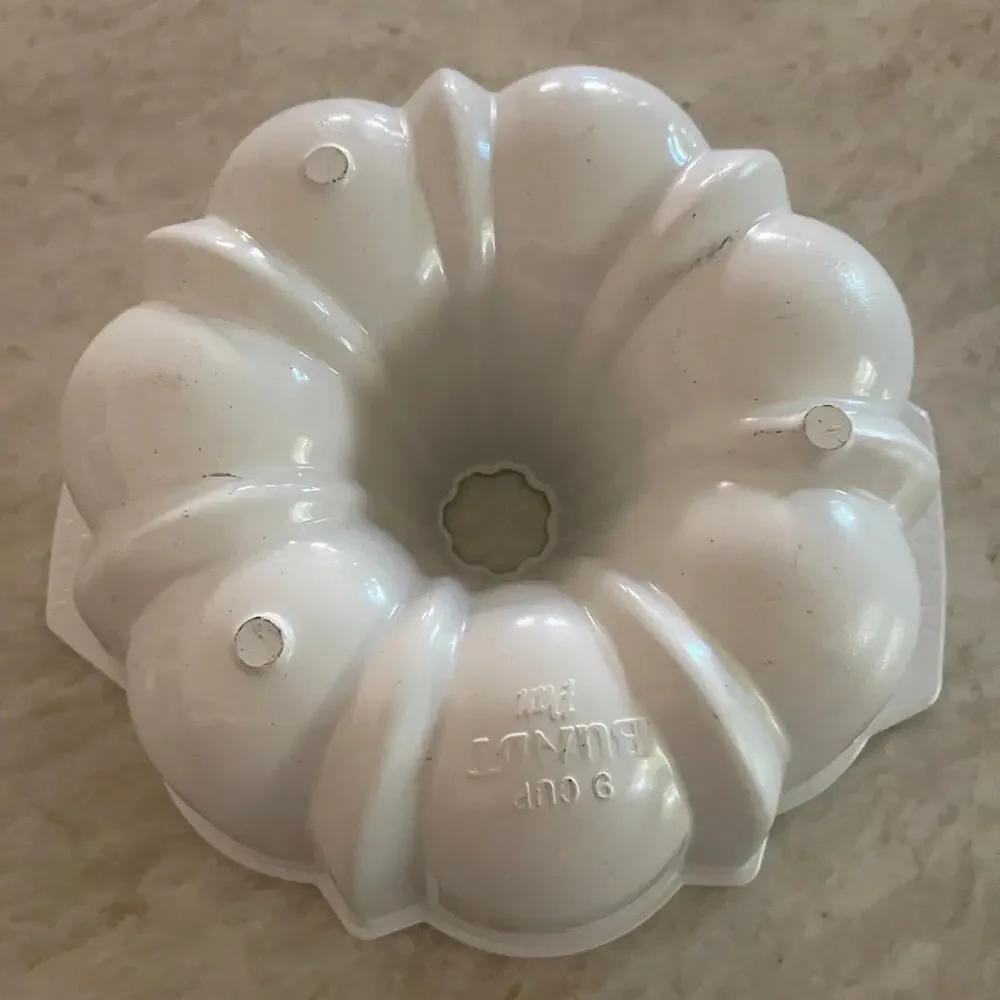 Nordic Ware aluminum Bundt Pan 9” white
